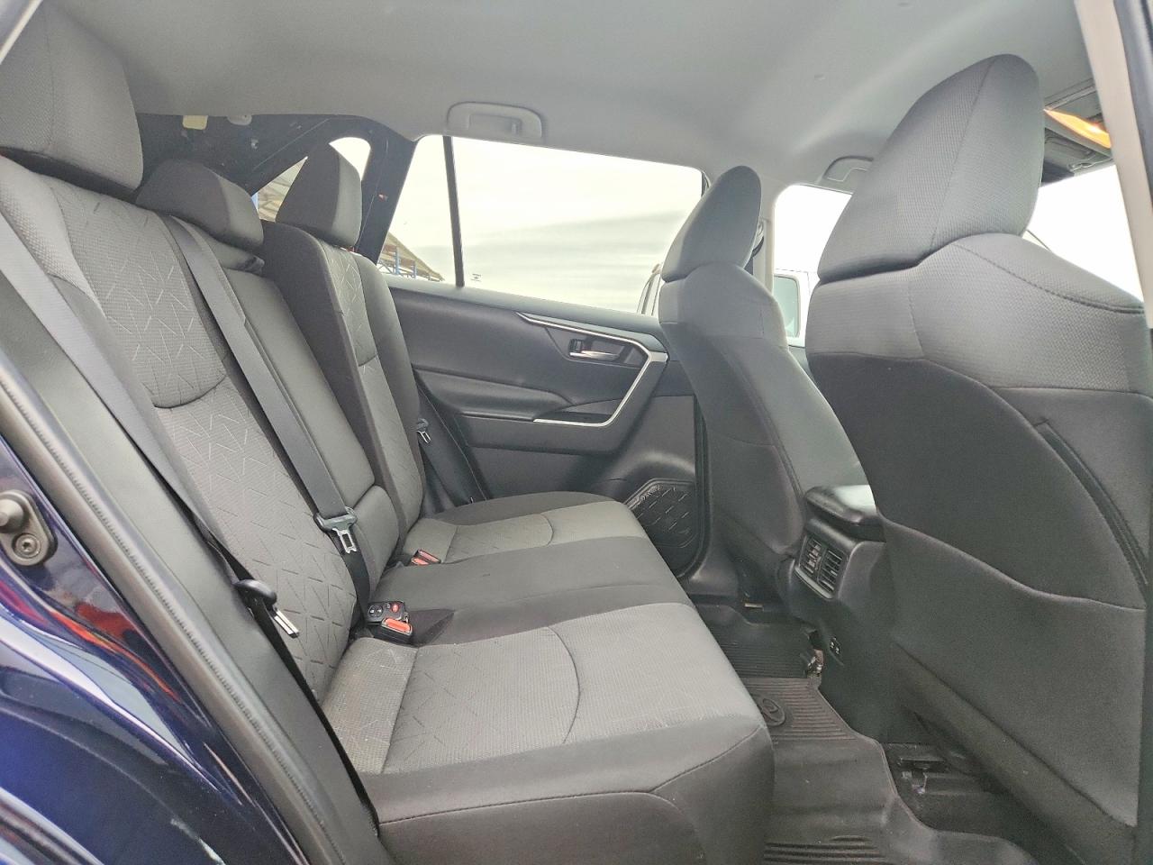 2021 TOYOTA RAV4 XLE photo 11