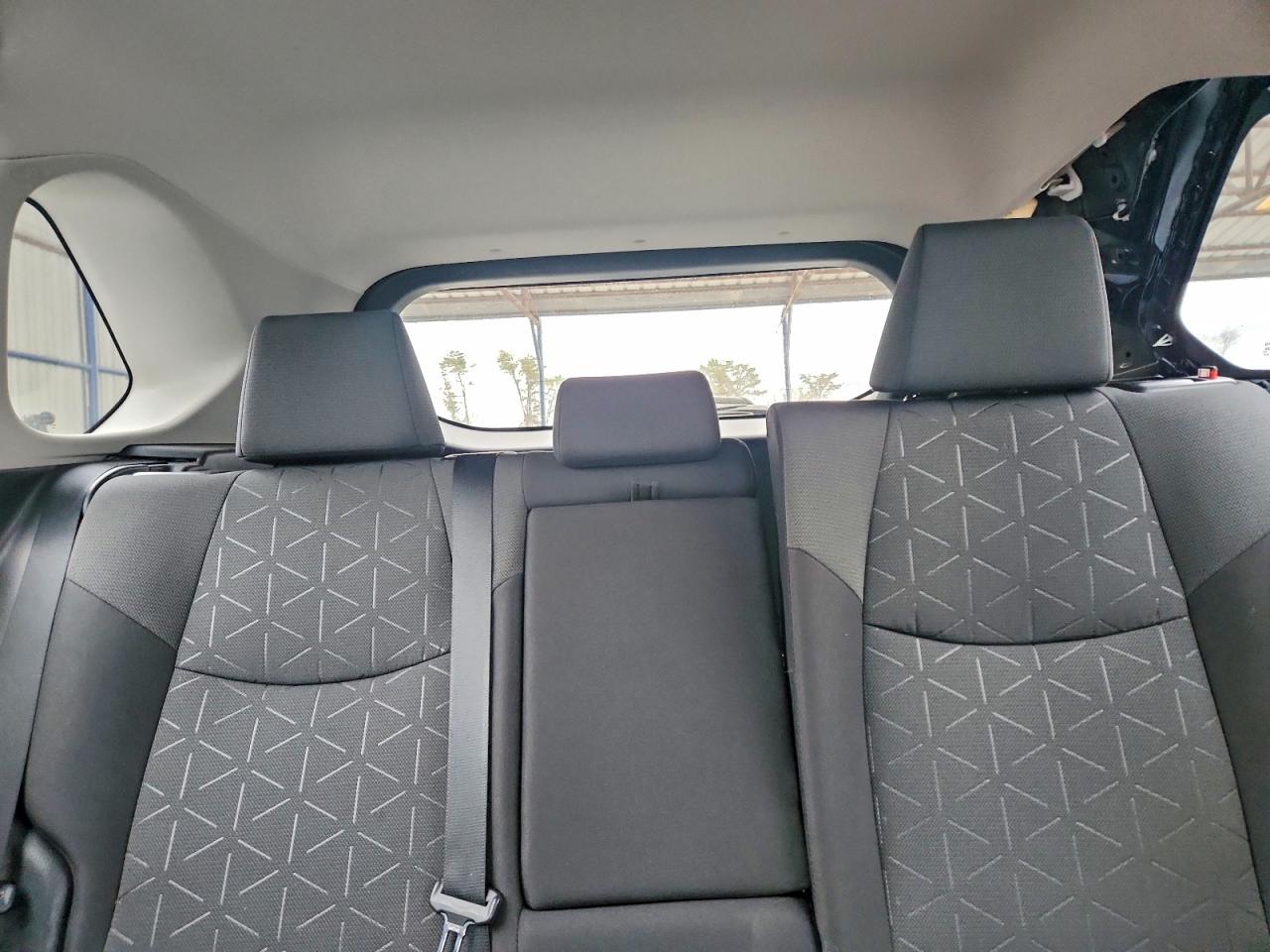2021 TOYOTA RAV4 XLE photo 10