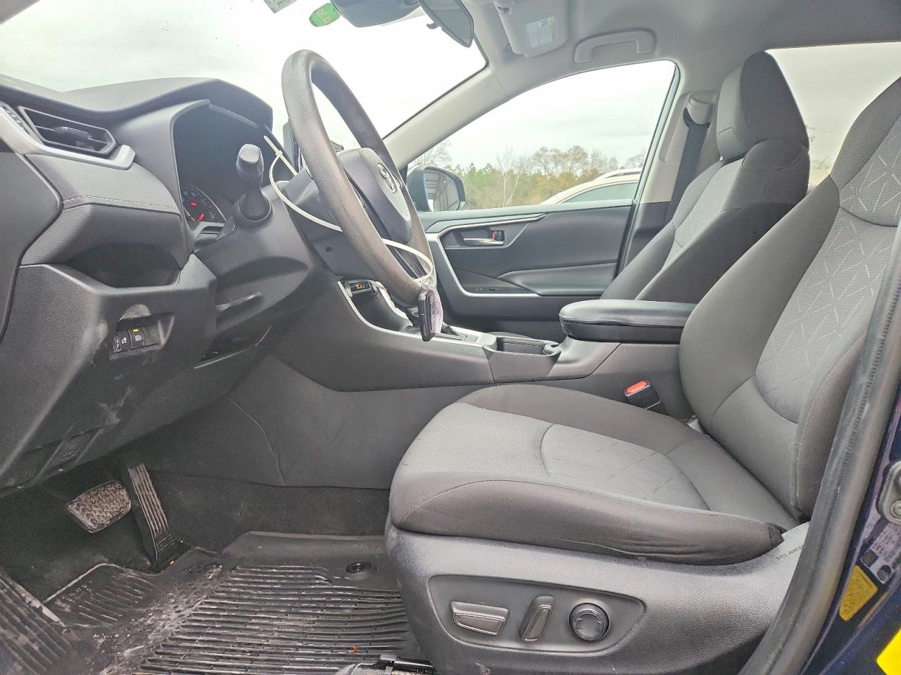 2021 TOYOTA RAV4 XLE photo 7