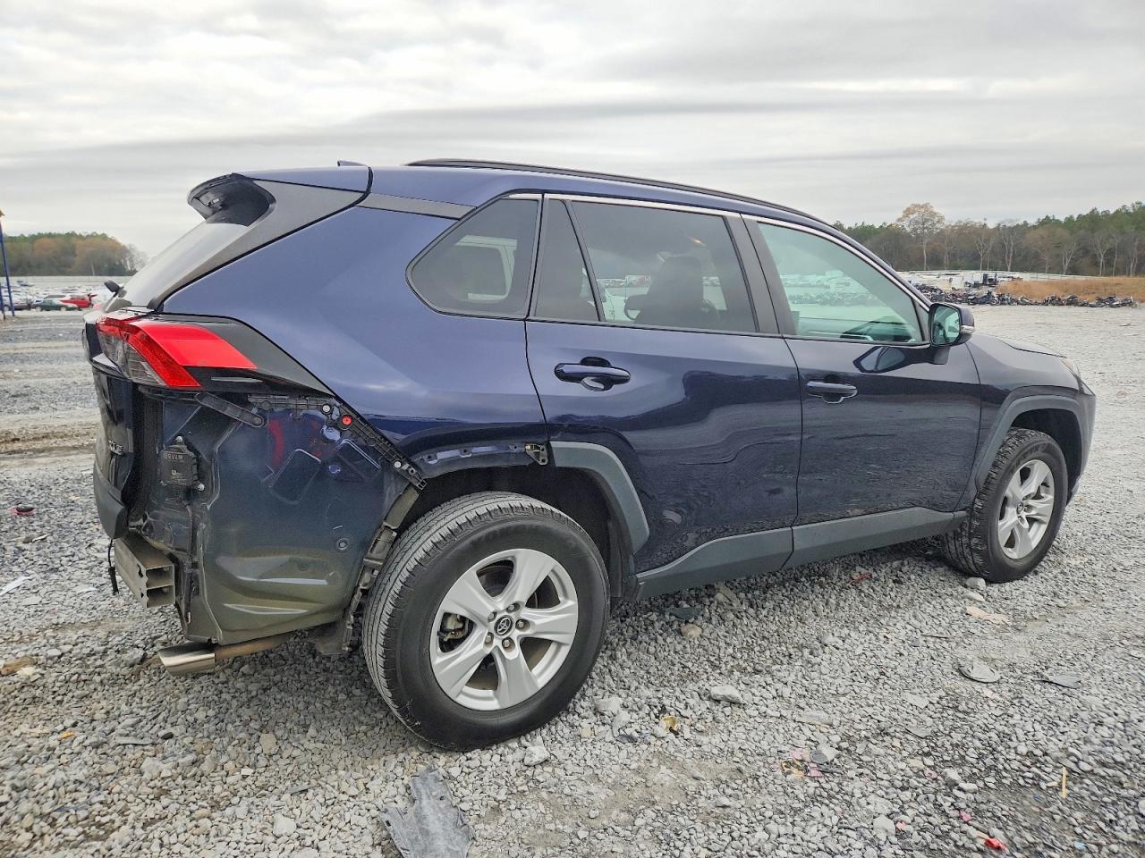 2021 TOYOTA RAV4 XLE photo 3