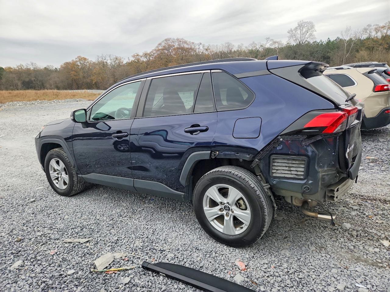 2021 TOYOTA RAV4 XLE photo 2