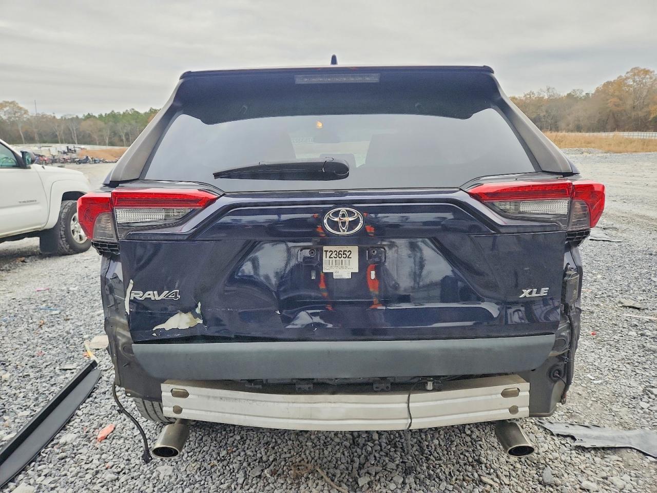 2021 TOYOTA RAV4 XLE photo 6