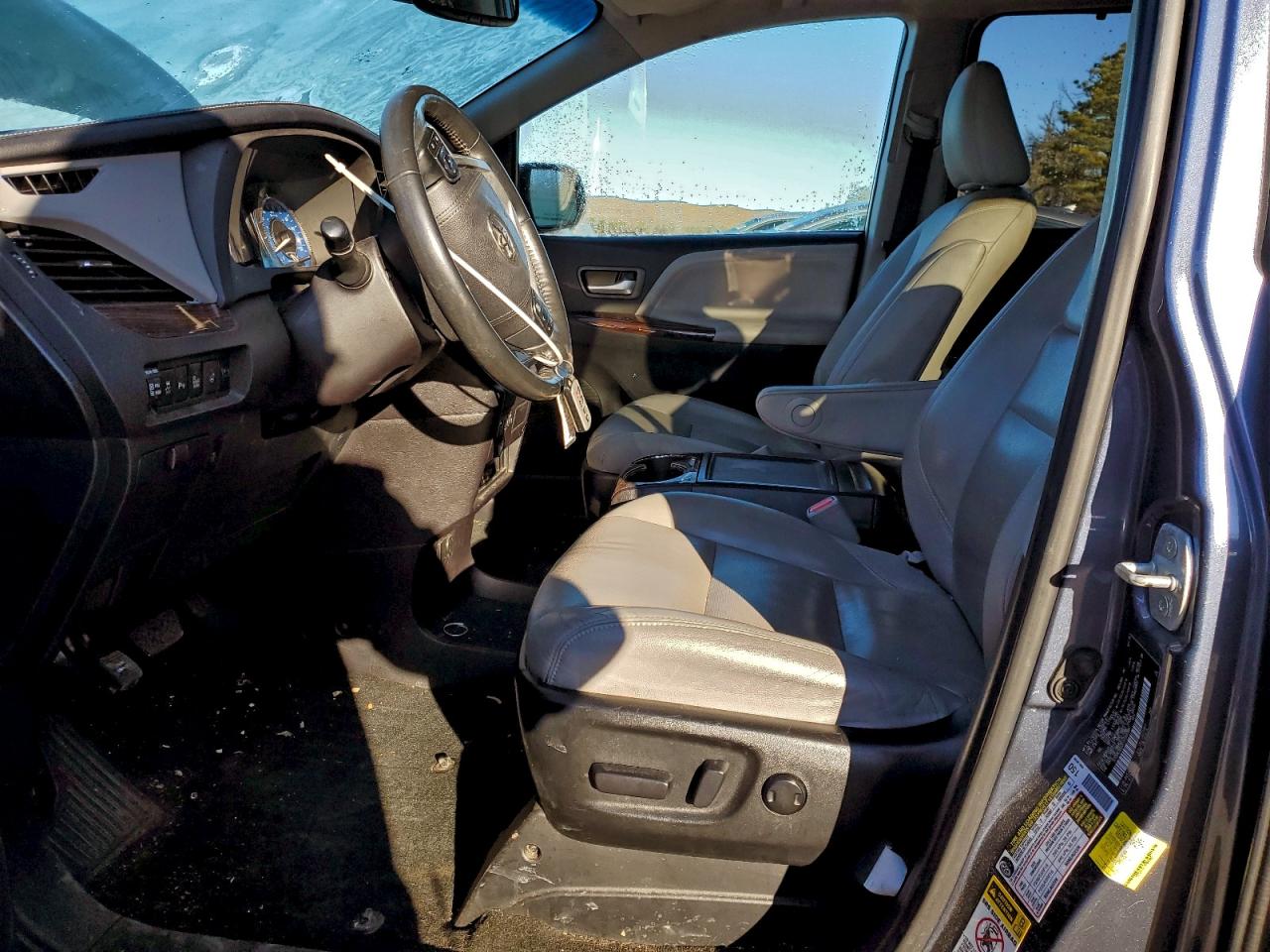 2015 TOYOTA SIENNA XLE photo 7