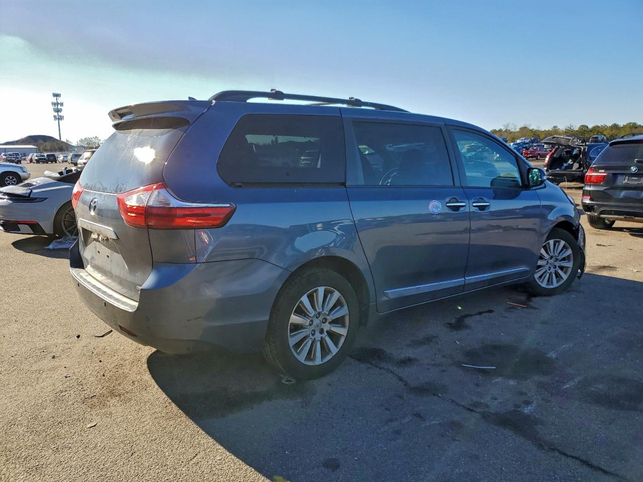 2015 TOYOTA SIENNA XLE photo 3