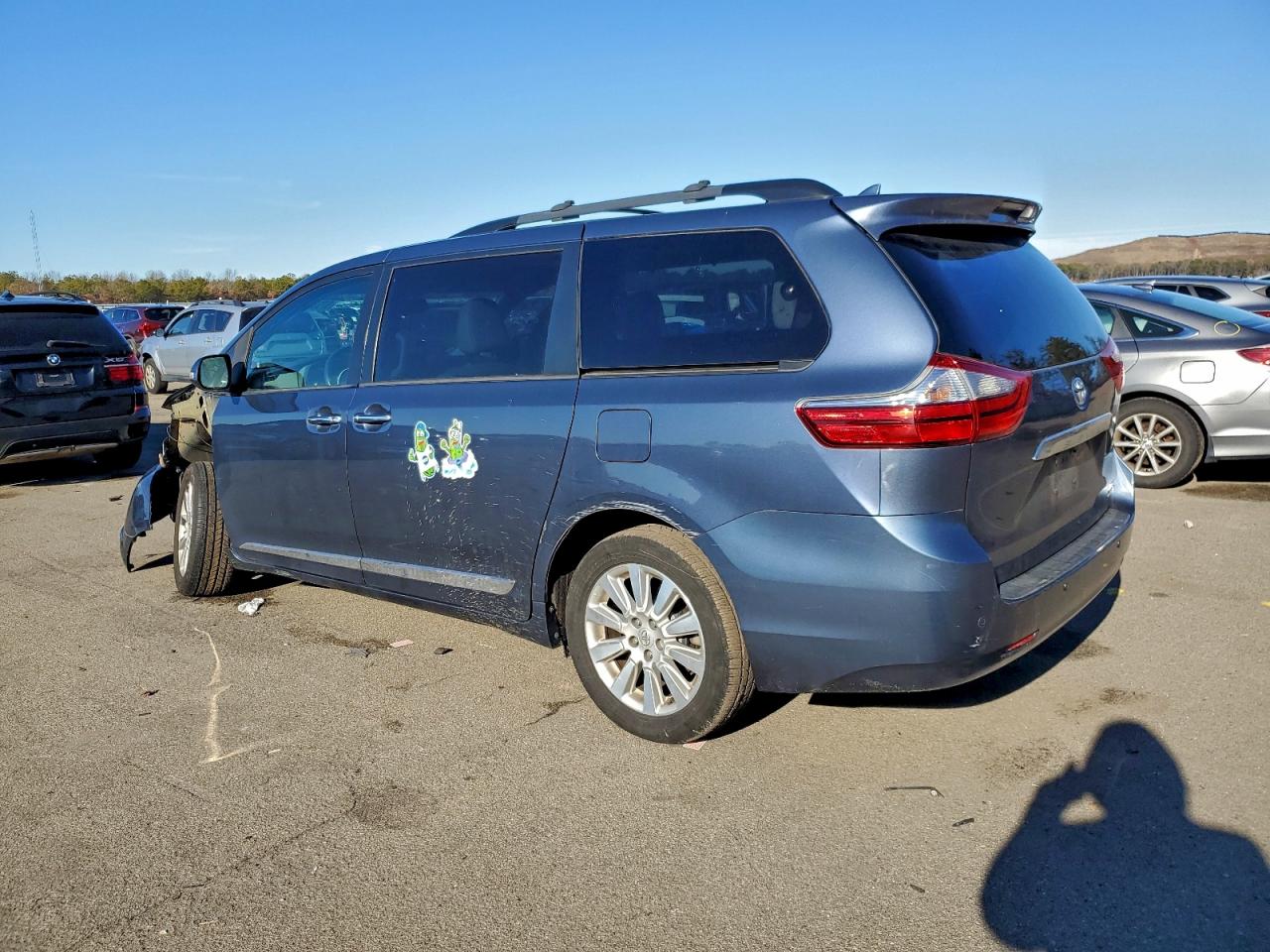 2015 TOYOTA SIENNA XLE photo 2