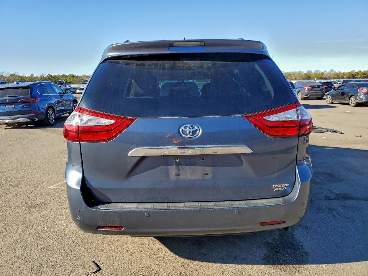 2015 TOYOTA SIENNA XLE photo 6