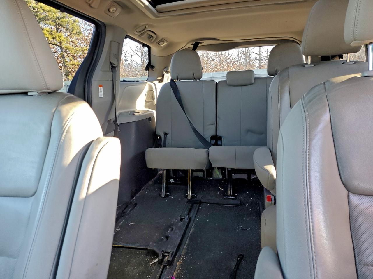 2015 TOYOTA SIENNA XLE photo 10