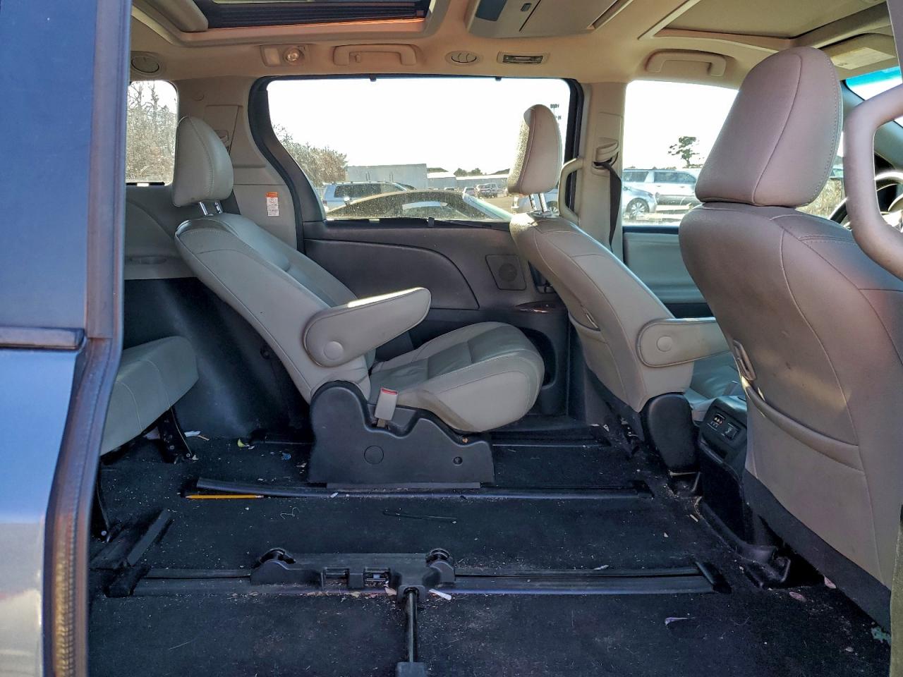 2015 TOYOTA SIENNA XLE photo 11
