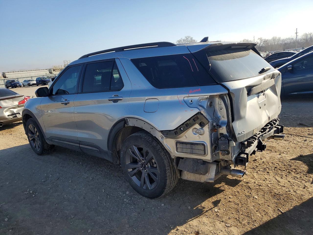 2023 FORD EXPLORER XLT photo 2