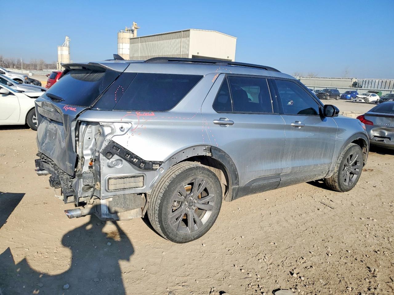 2023 FORD EXPLORER XLT photo 3