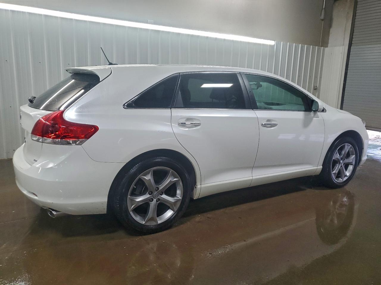 2011 TOYOTA VENZA photo 3