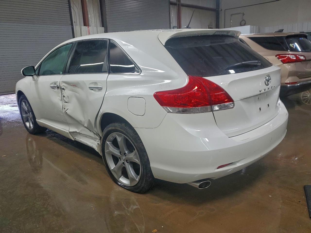 2011 TOYOTA VENZA photo 2