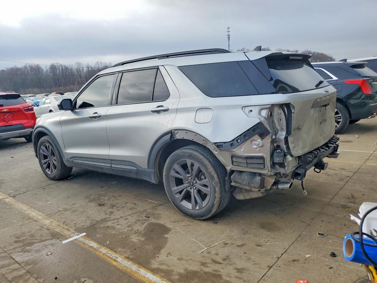2023 FORD EXPLORER XLT photo 3