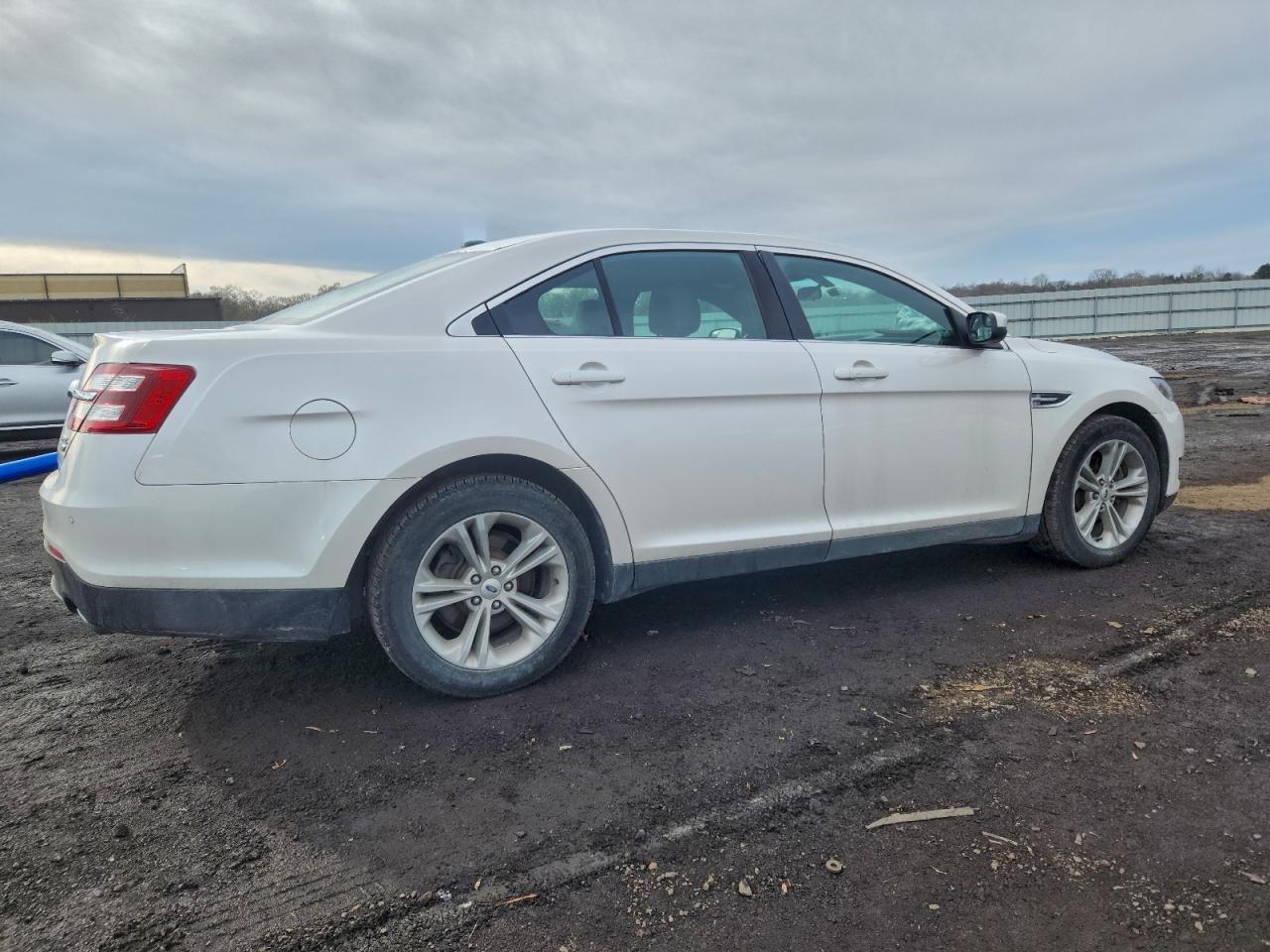 2019 FORD TAURUS SEL photo 3