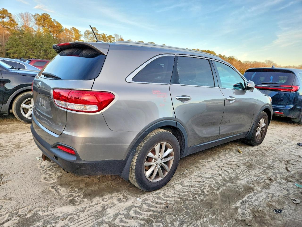 2016 KIA SORENTO LX photo 3