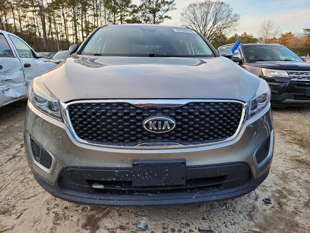 2016 KIA SORENTO LX photo 5