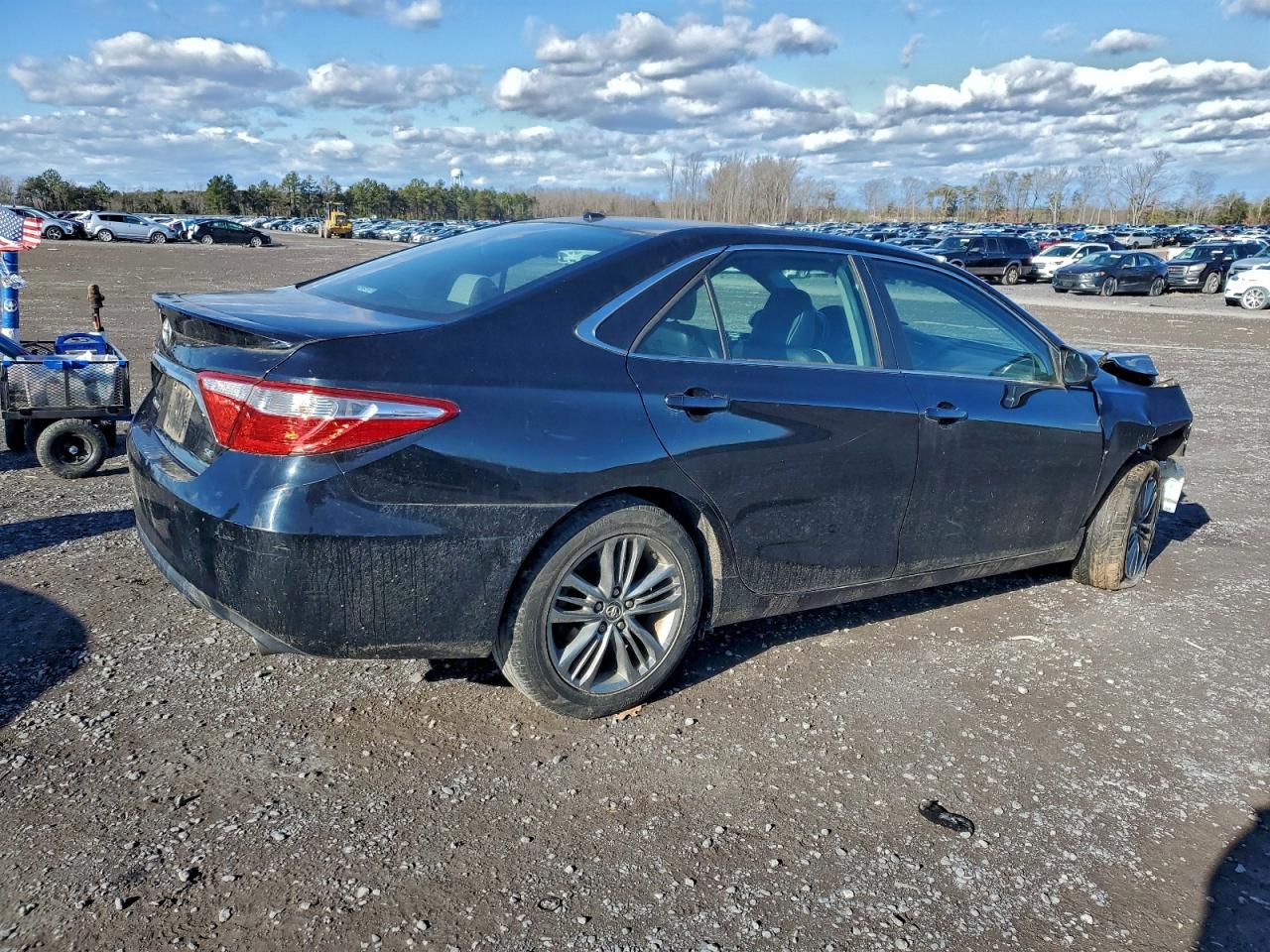 2015 TOYOTA CAMRY LE photo 3