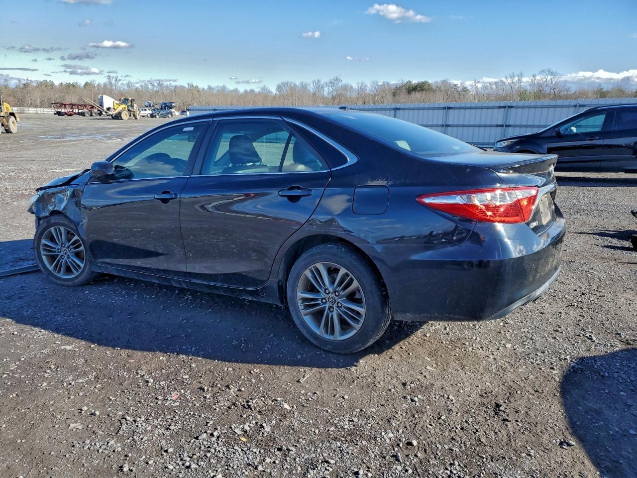 2015 TOYOTA CAMRY LE photo 2