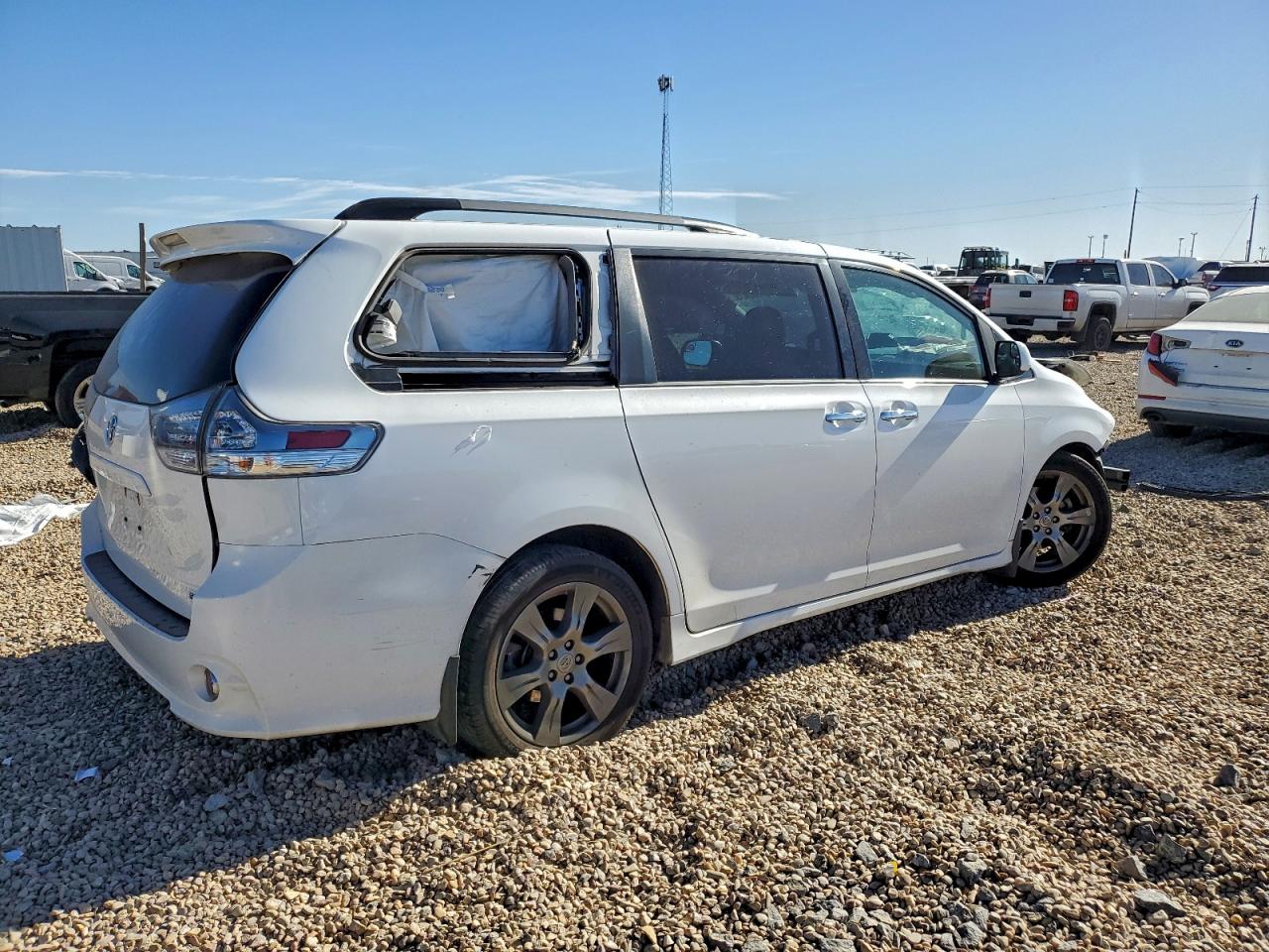 2017 TOYOTA SIENNA SE photo 5