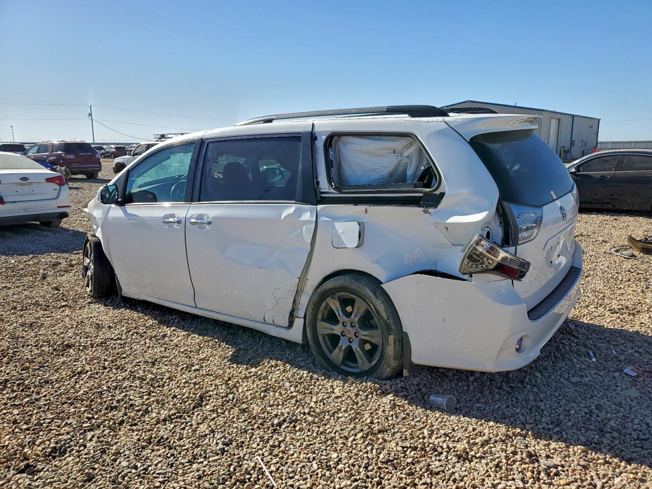 2017 TOYOTA SIENNA SE photo 3