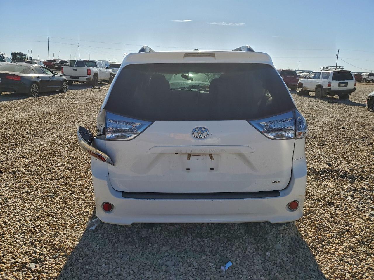 2017 TOYOTA SIENNA SE photo 11