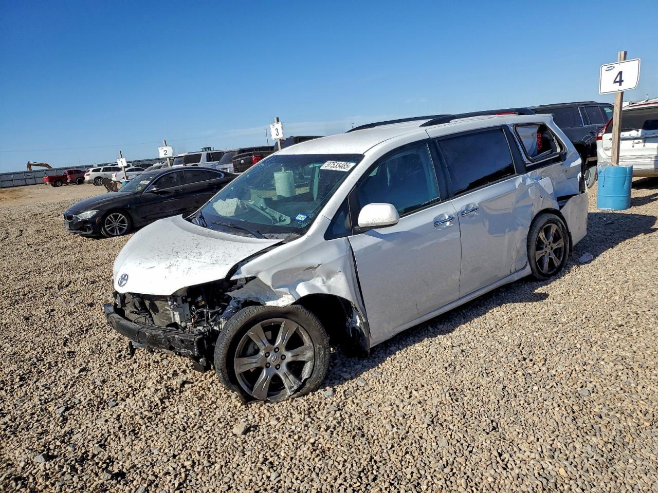 2017 TOYOTA SIENNA SE photo 2