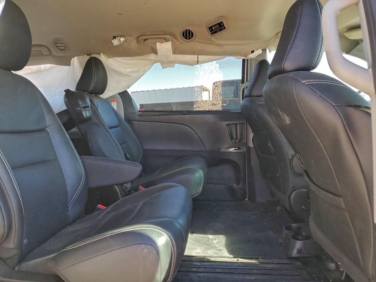 2017 TOYOTA SIENNA SE photo 21
