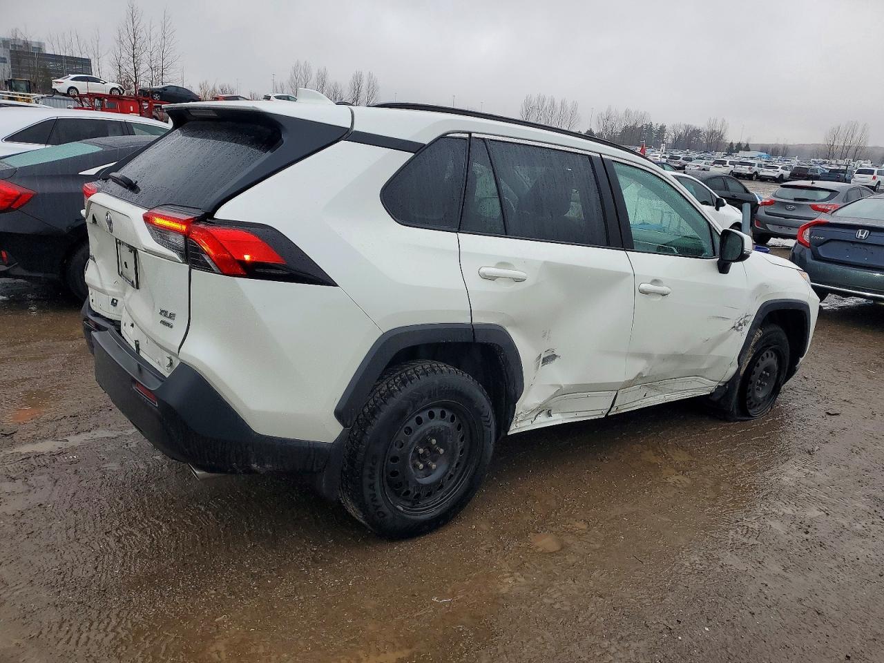 2022 TOYOTA RAV4 XLE photo 3