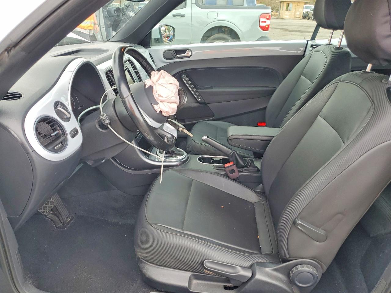 2017 VOLKSWAGEN BEETLE S/SE photo 19