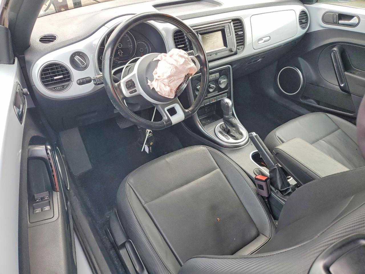 2017 VOLKSWAGEN BEETLE S/SE photo 22