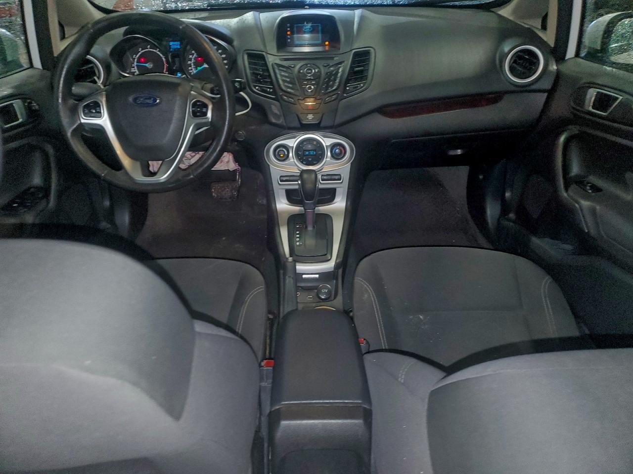 2015 FORD FIESTA SE photo 8