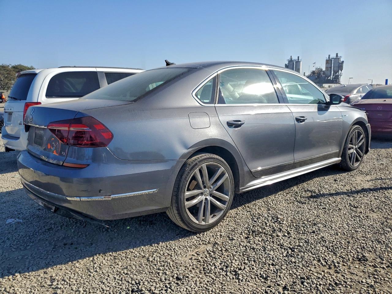 2017 VOLKSWAGEN PASSAT R-LINE photo 3
