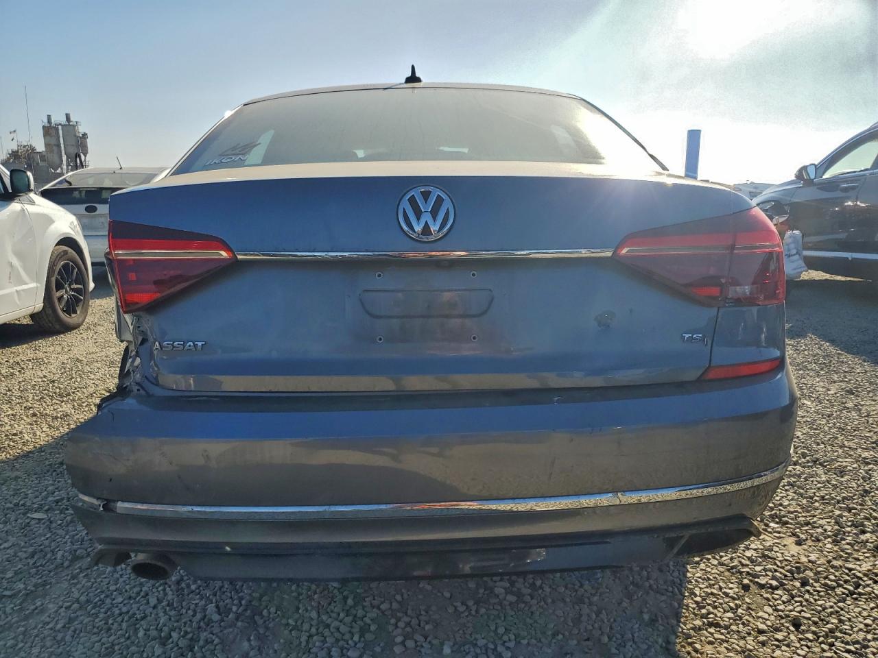 2017 VOLKSWAGEN PASSAT R-LINE photo 6