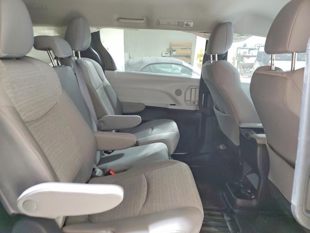 2025 TOYOTA SIENNA LE 8-PASSENGER photo 11
