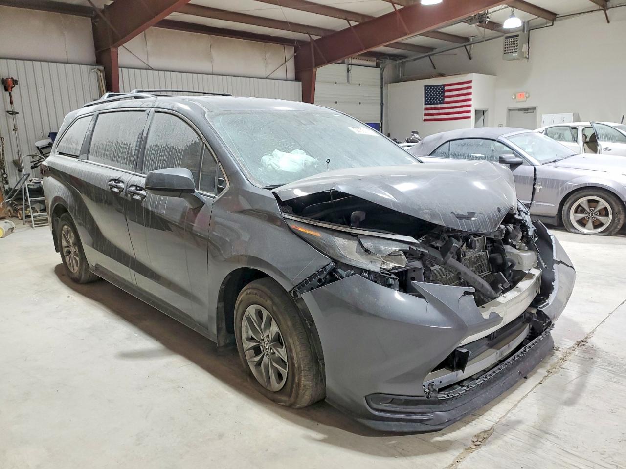2025 TOYOTA SIENNA LE 8-PASSENGER photo 4
