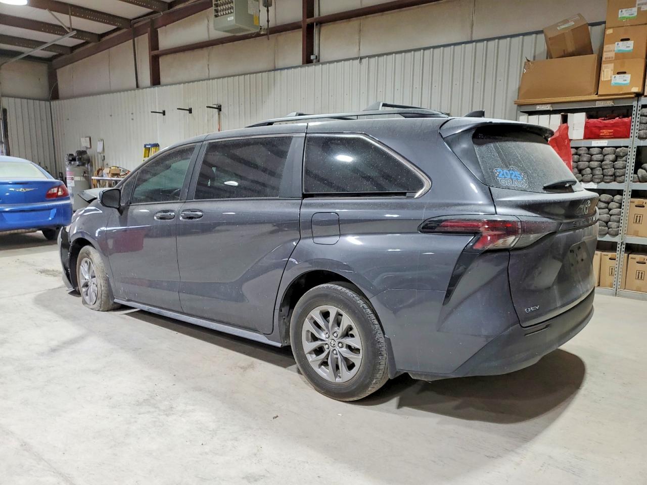 2025 TOYOTA SIENNA LE 8-PASSENGER photo 2