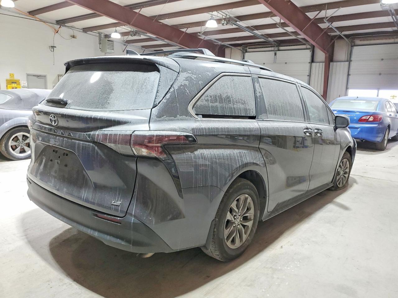 2025 TOYOTA SIENNA LE 8-PASSENGER photo 3