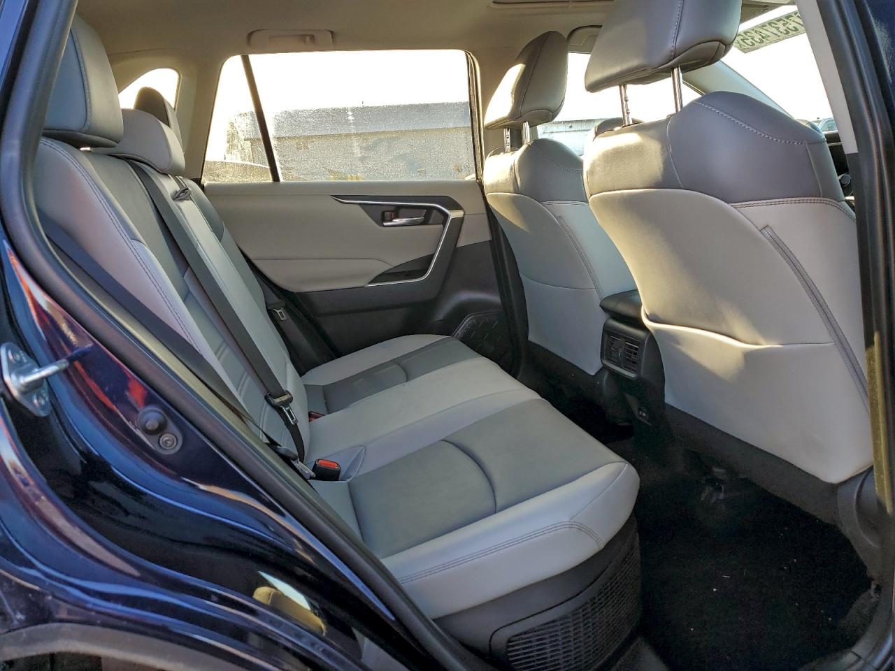 2022 TOYOTA RAV4 XLE PREMIUM photo 11