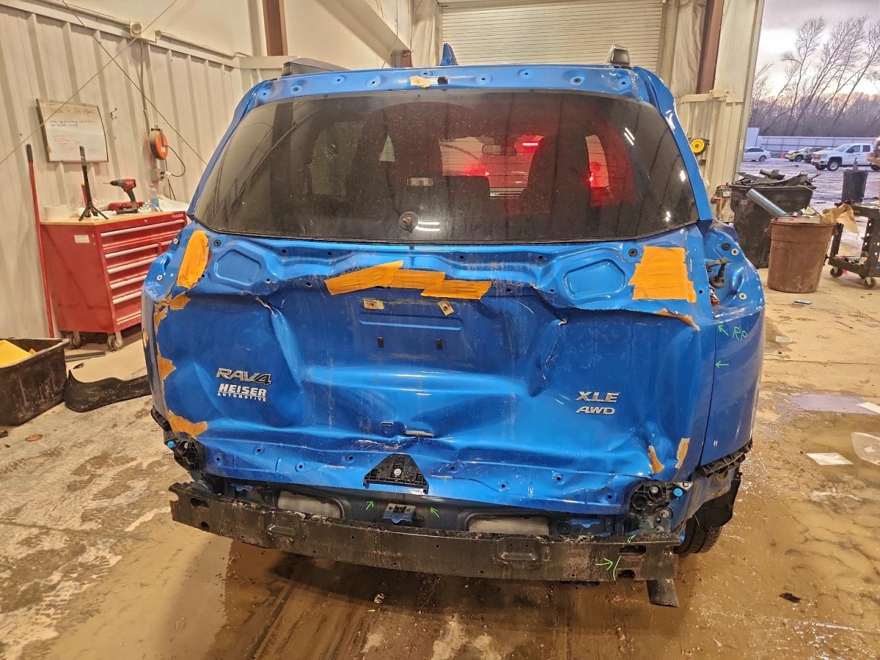 2017 TOYOTA RAV4 XLE photo 6