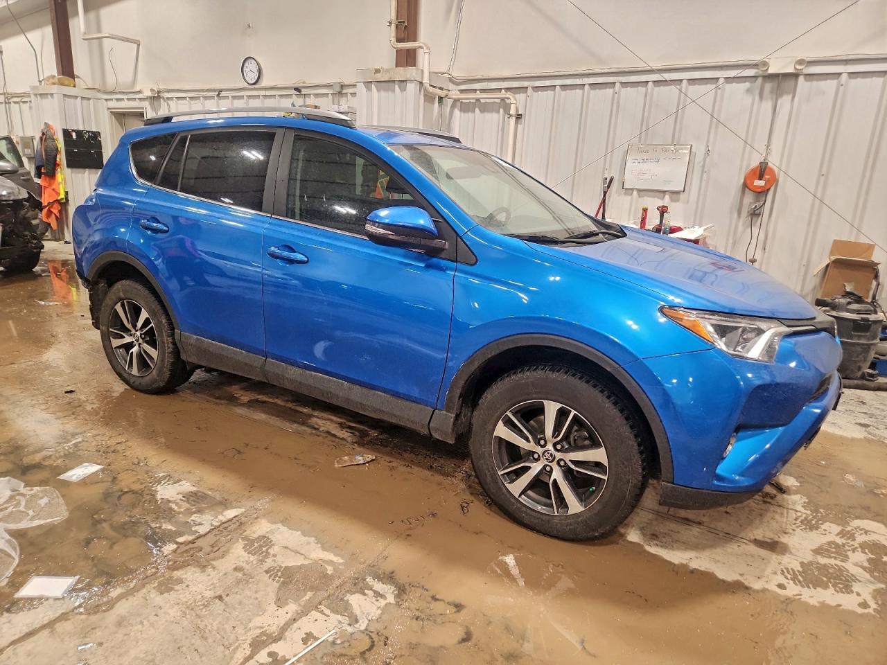 2017 TOYOTA RAV4 XLE photo 4