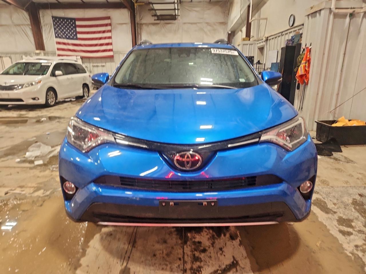 2017 TOYOTA RAV4 XLE photo 5