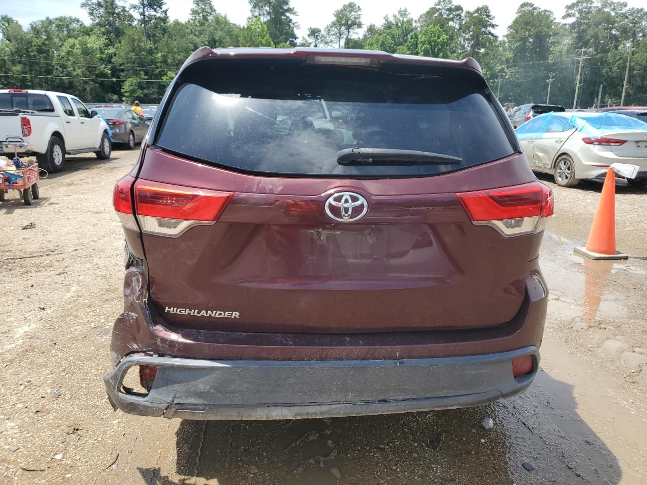 2019 TOYOTA HIGHLANDER LE photo 6