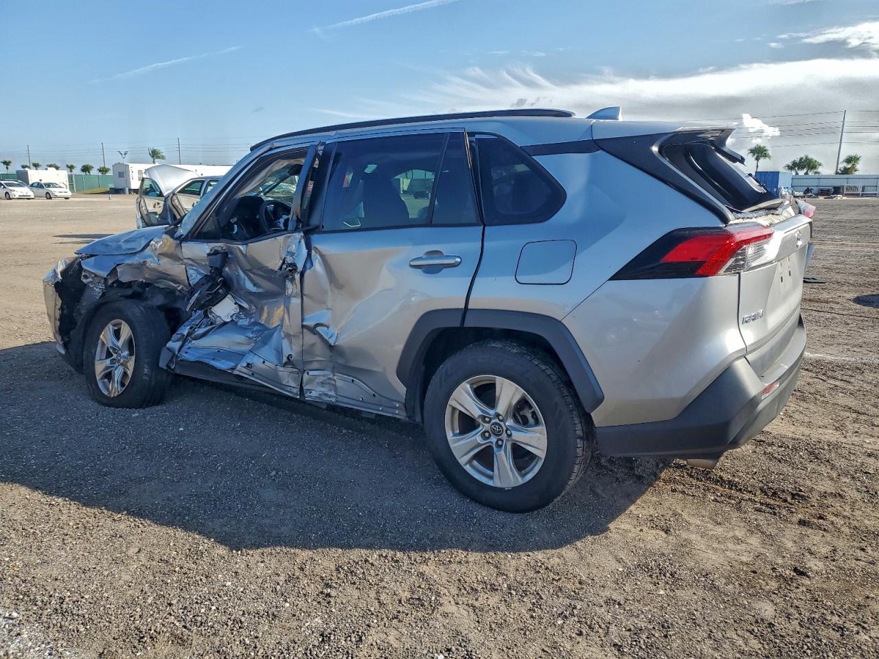 2019 TOYOTA RAV4 XLE photo 2
