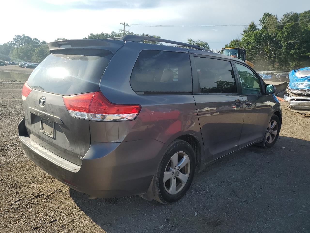 2013 TOYOTA SIENNA LE photo 3