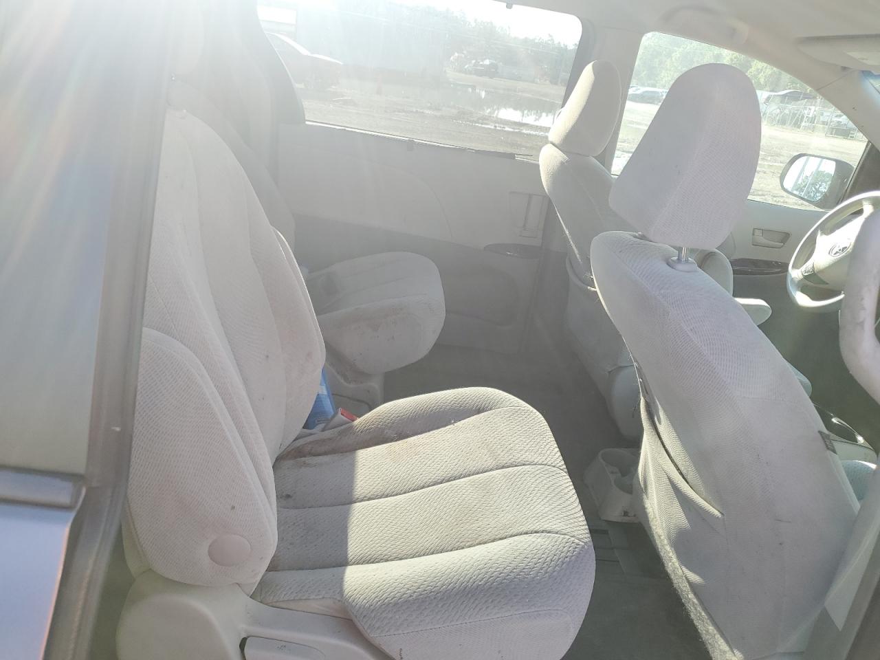 2013 TOYOTA SIENNA LE photo 11