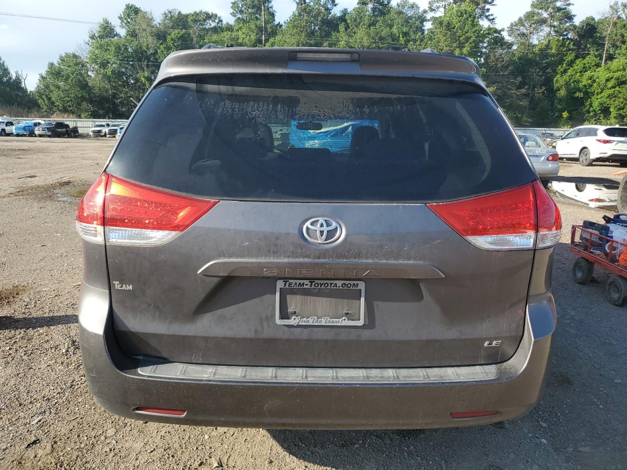 2013 TOYOTA SIENNA LE photo 6