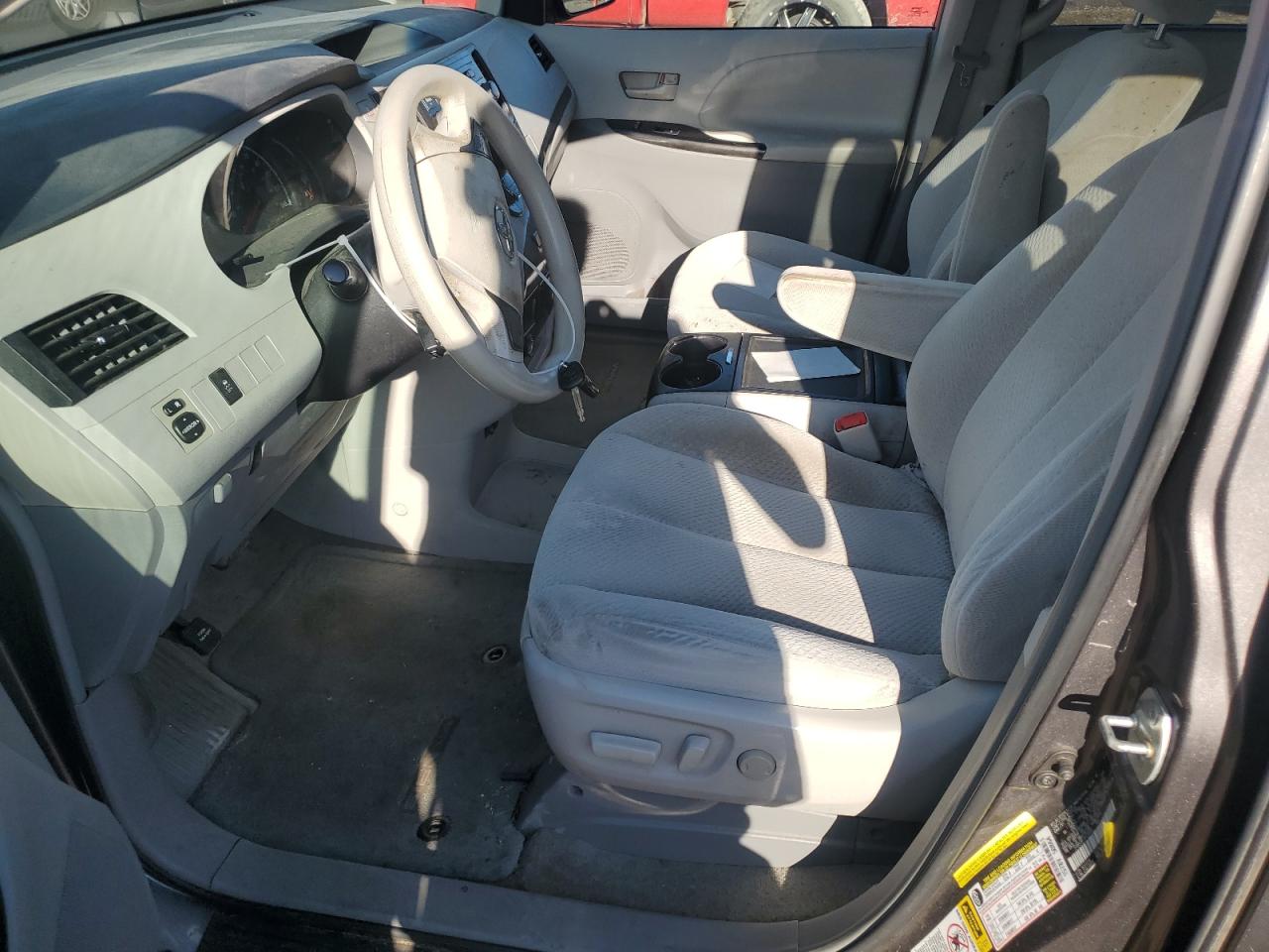 2013 TOYOTA SIENNA LE photo 7