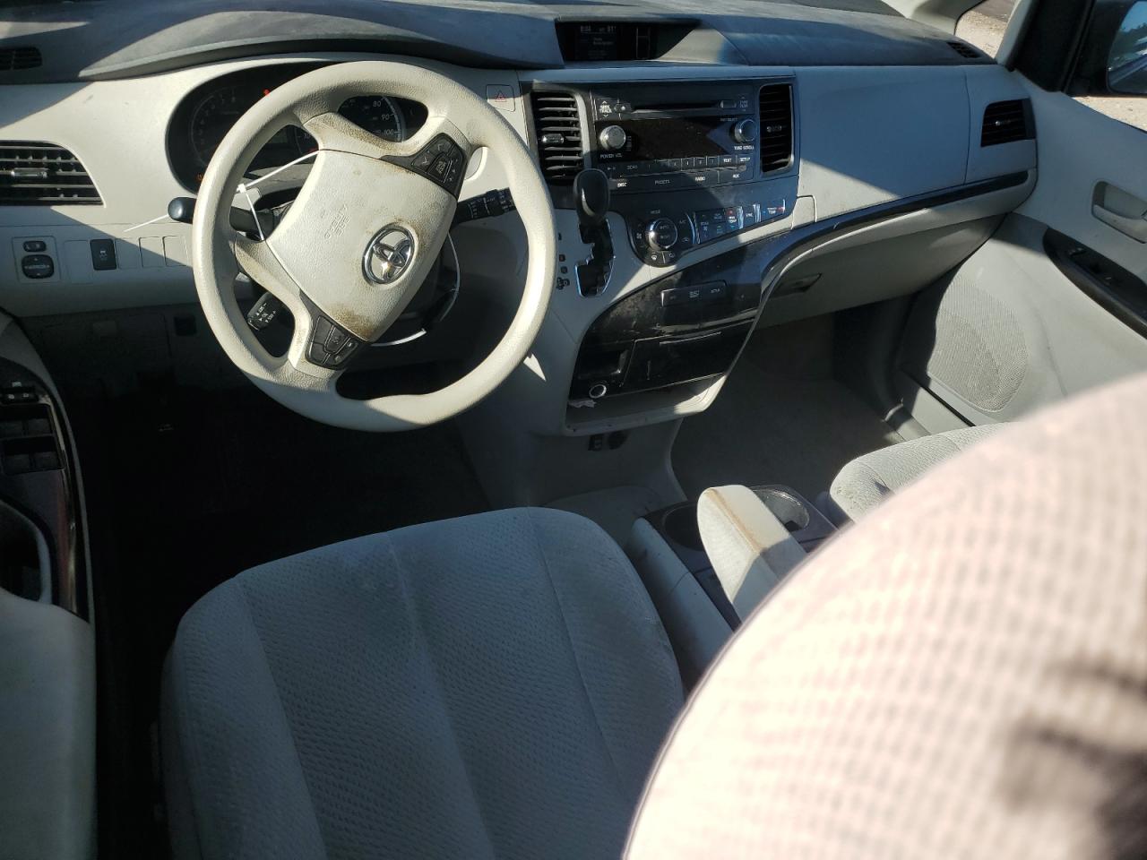 2013 TOYOTA SIENNA LE photo 8