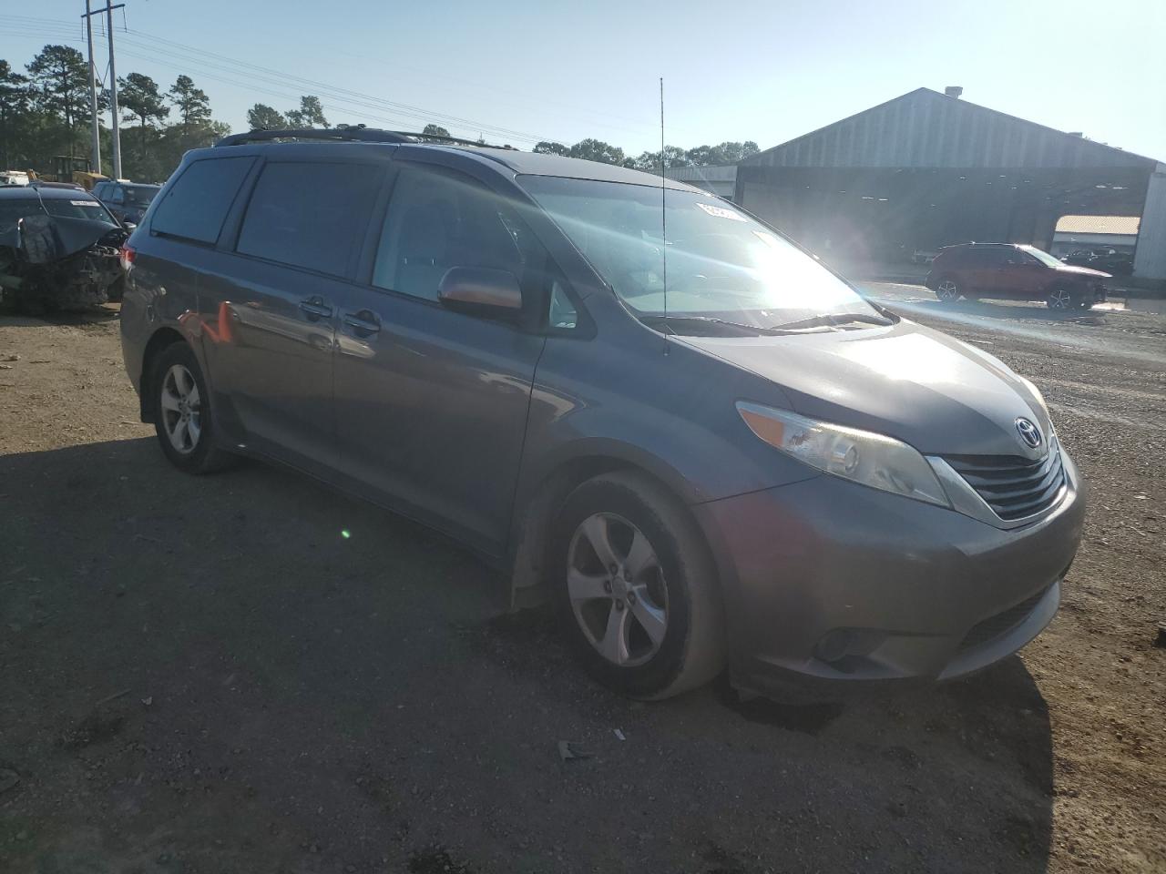 2013 TOYOTA SIENNA LE photo 4