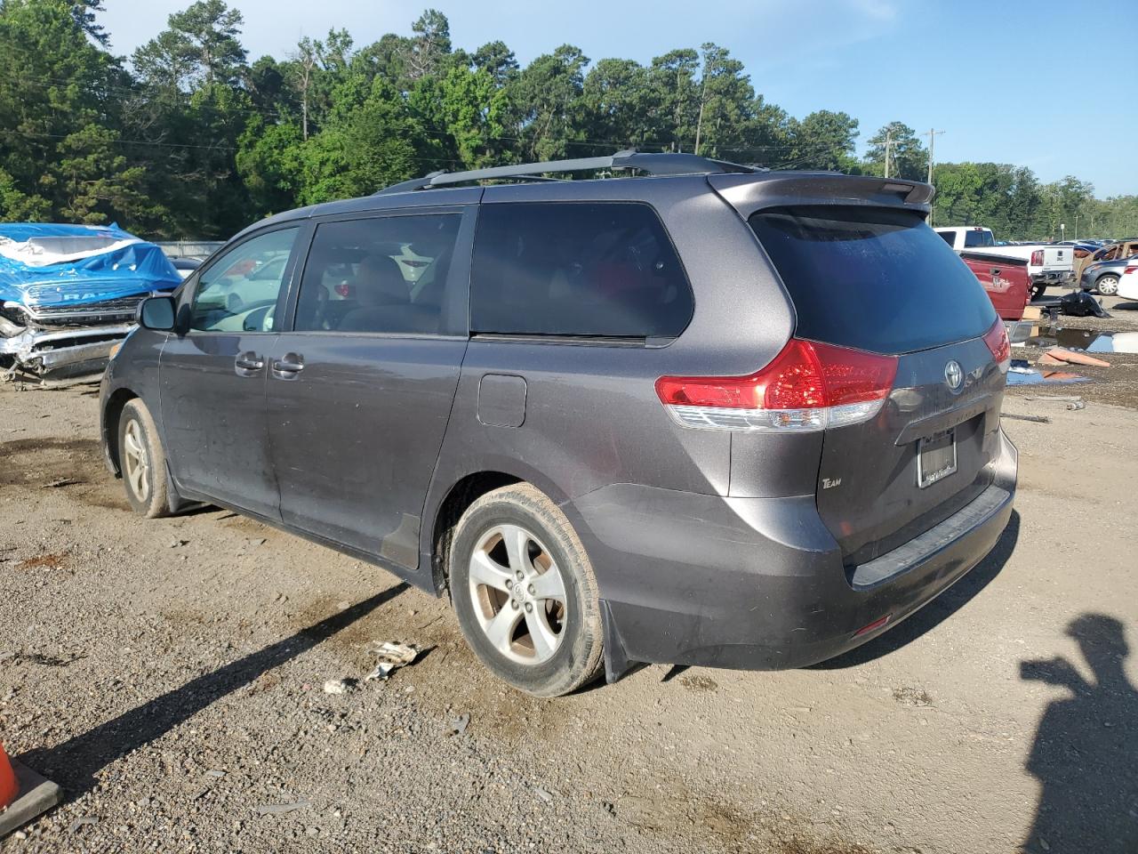 2013 TOYOTA SIENNA LE photo 2